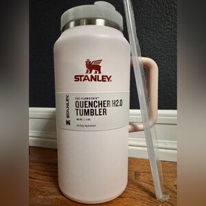 NWT New! STANLEY Quencher H2.0 Tumbler in Rose Quartz 64 oz